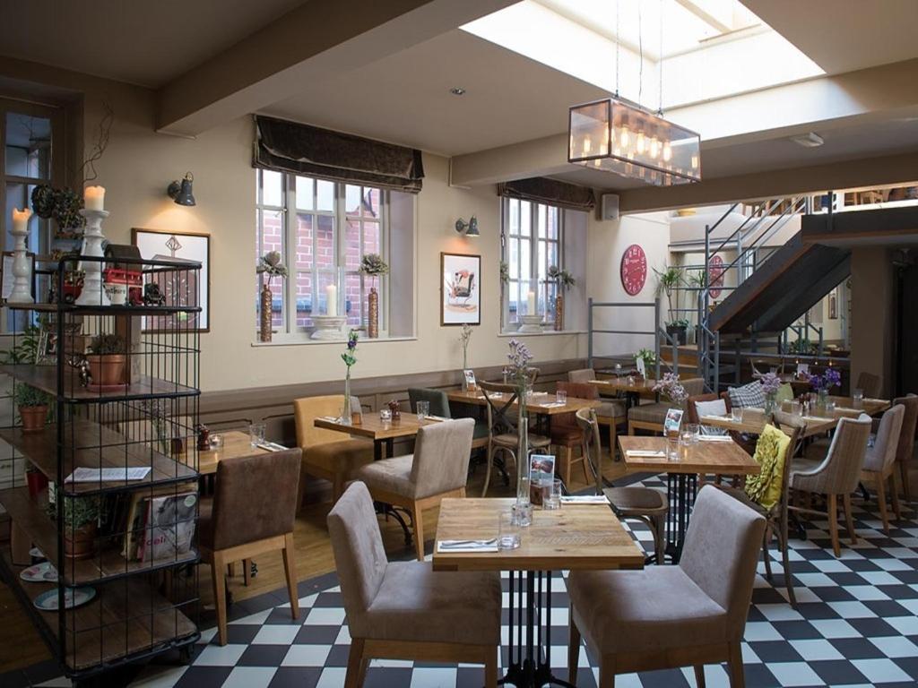 Darwin'S Townhouse Acomodação com café da manhã Shrewsbury Exterior foto The restaurant at The Old Bank