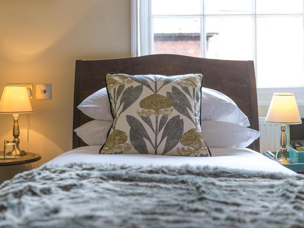 Darwin'S Townhouse Acomodação com café da manhã Shrewsbury Quarto foto A bed with a throw