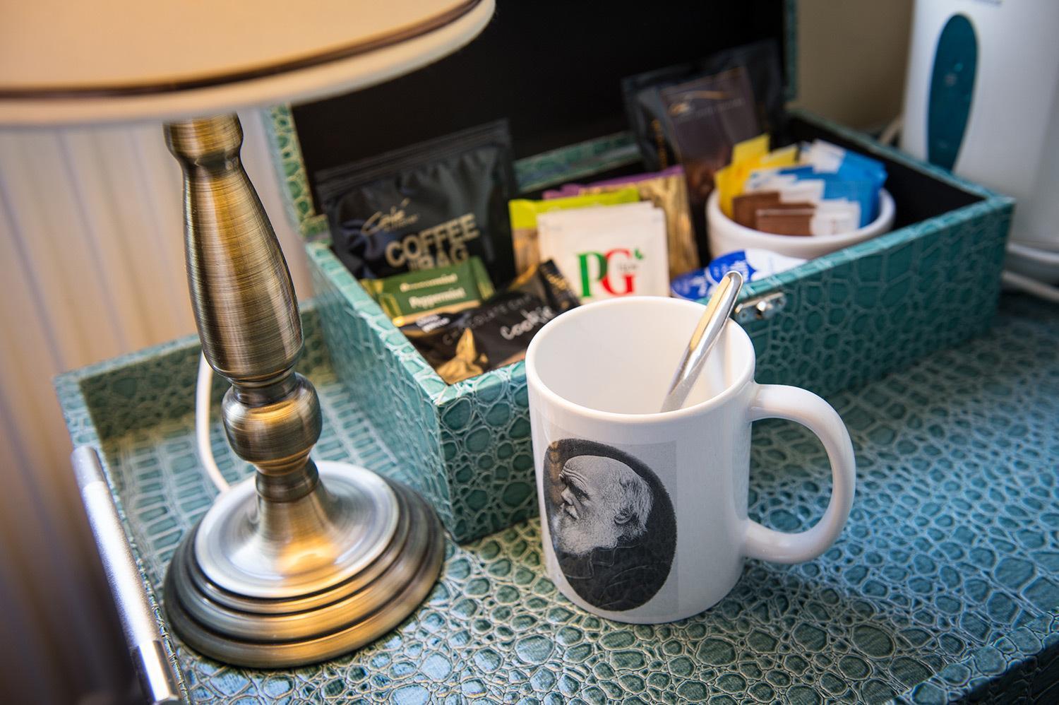 Darwin'S Townhouse Acomodação com café da manhã Shrewsbury Quarto foto A coffee and tea tray in a hotel room