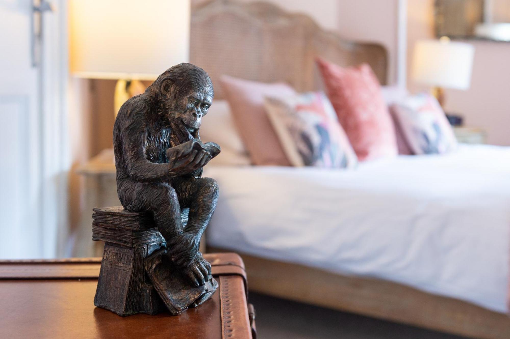 Darwin'S Townhouse Acomodação com café da manhã Shrewsbury Quarto foto A sculpture of a monkey sitting on a suitcase
