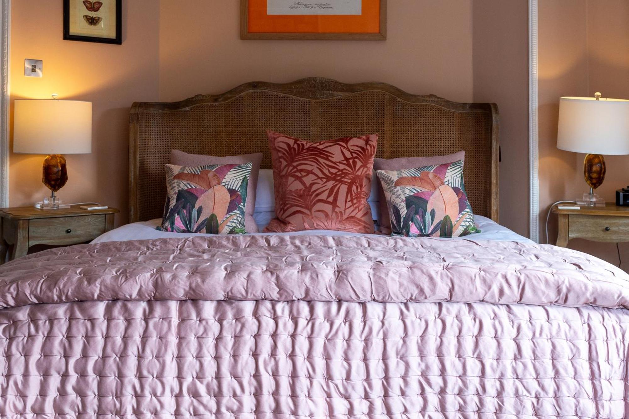 Darwin'S Townhouse Acomodação com café da manhã Shrewsbury Quarto foto A bed with a duvet