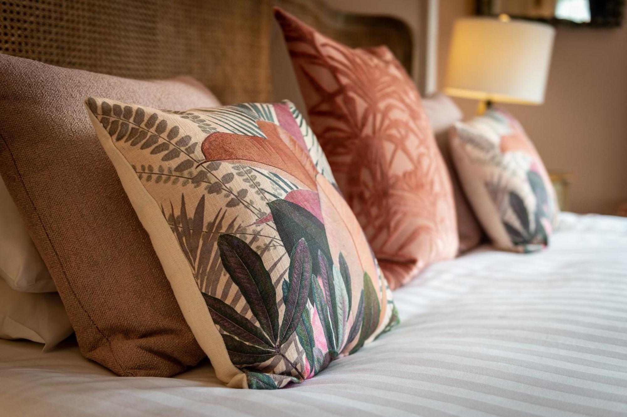 Darwin'S Townhouse Acomodação com café da manhã Shrewsbury Quarto foto Cushions on a bed