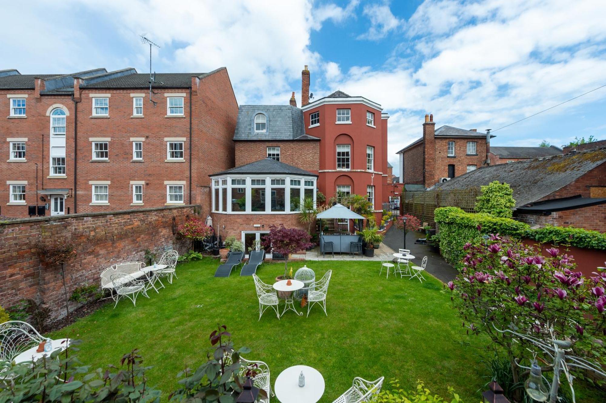 Darwin'S Townhouse Acomodação com café da manhã Shrewsbury Quarto foto The garden of the hotel